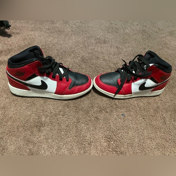Jordan 1s Chicago mid color red and white size 6 - Picture 5 of 10